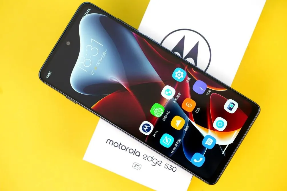 Motorola Edge S30 開箱圖賞