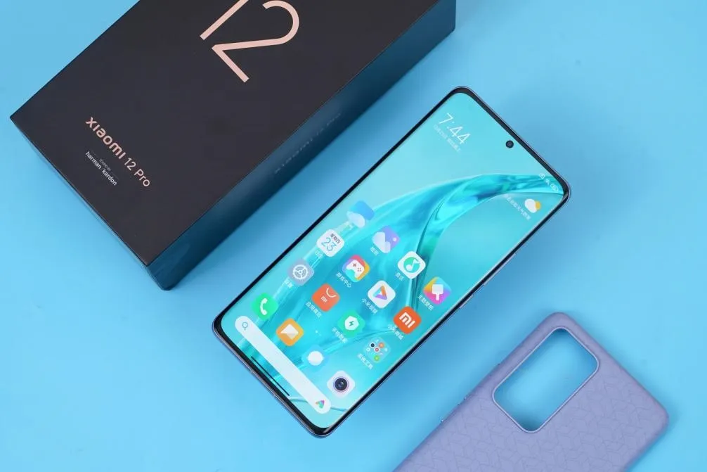 Xiaomi 12 Pron pakkauksen purku